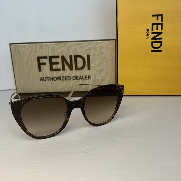 New Authentic 💯FENDI Brown Gradient Cat Eye Ladies Sunglasses FE40047I 55F 54 - Picture 5 of 12